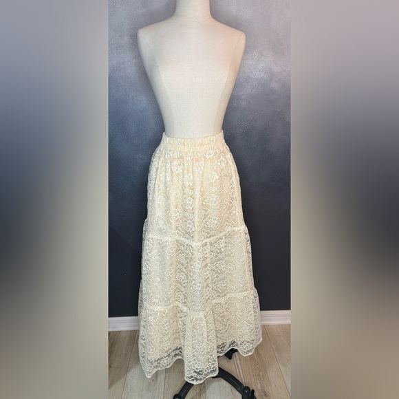 🦋Vintage Lace Skirt and Tee Set - Size Small Skirt, Medium Shirt🦋 - Picture 3 of 11